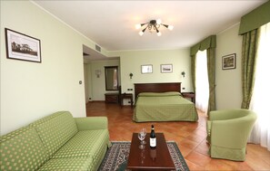 Minibar, safe på rommet, skrivebord og barnesenger