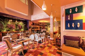 Se sirven desayunos y cenas, cocina local