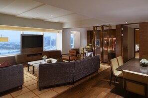 Regency, Suite executiva, 1 llit de matrimoni gran | Sala d'estar | Televisor de pantalla plana 