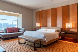 凯悦行政套房 | 迷你吧、客房内保险箱、办公桌、笔记本电脑工作区