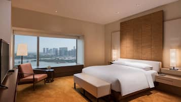 Minibar, in-room safe, desk, laptop workspace