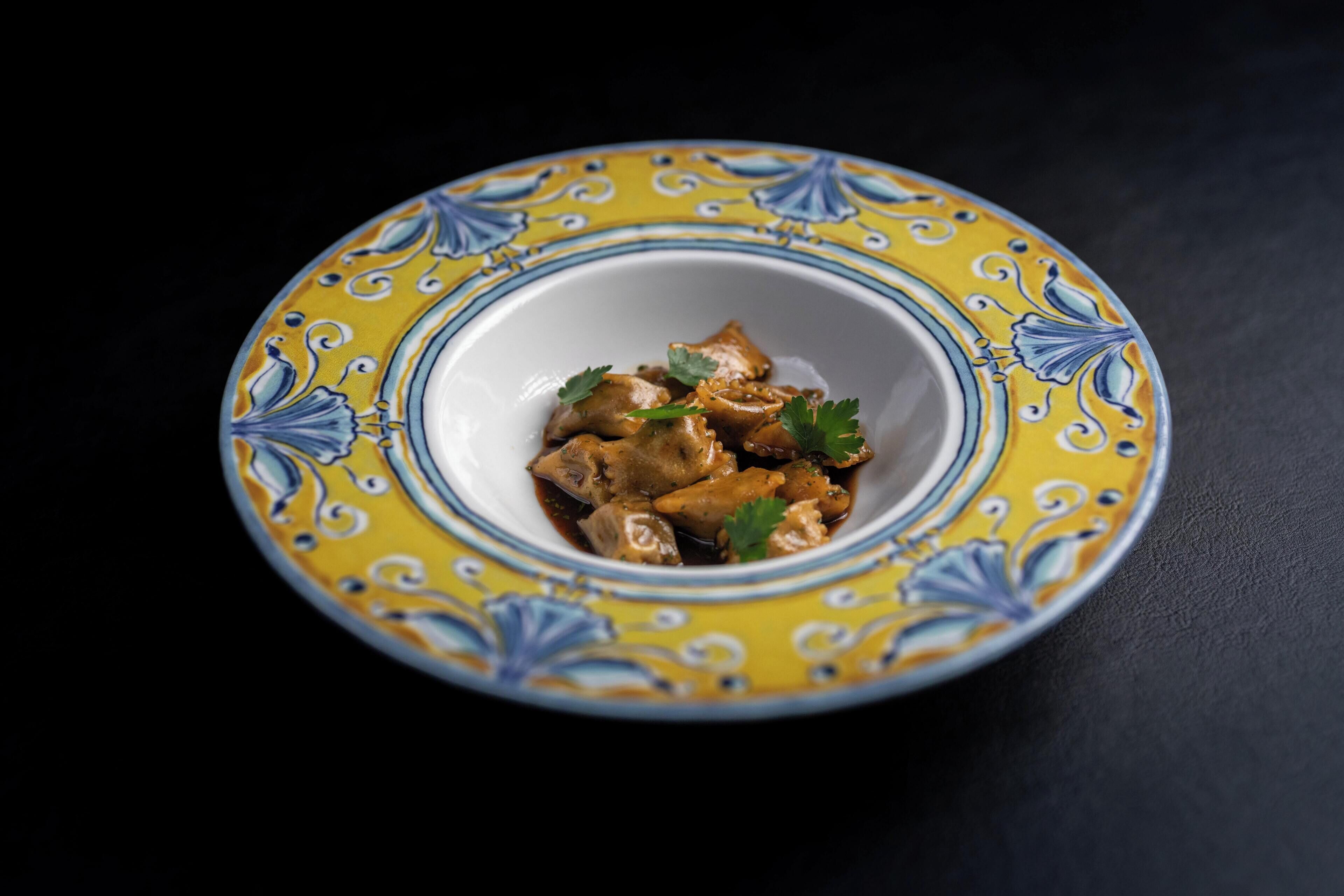 Un plato decorativo con comida.