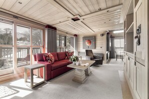 Suite (Altitude) | Zona de estar | Una televisión de pantalla plana, libros, un reproductor estéreo