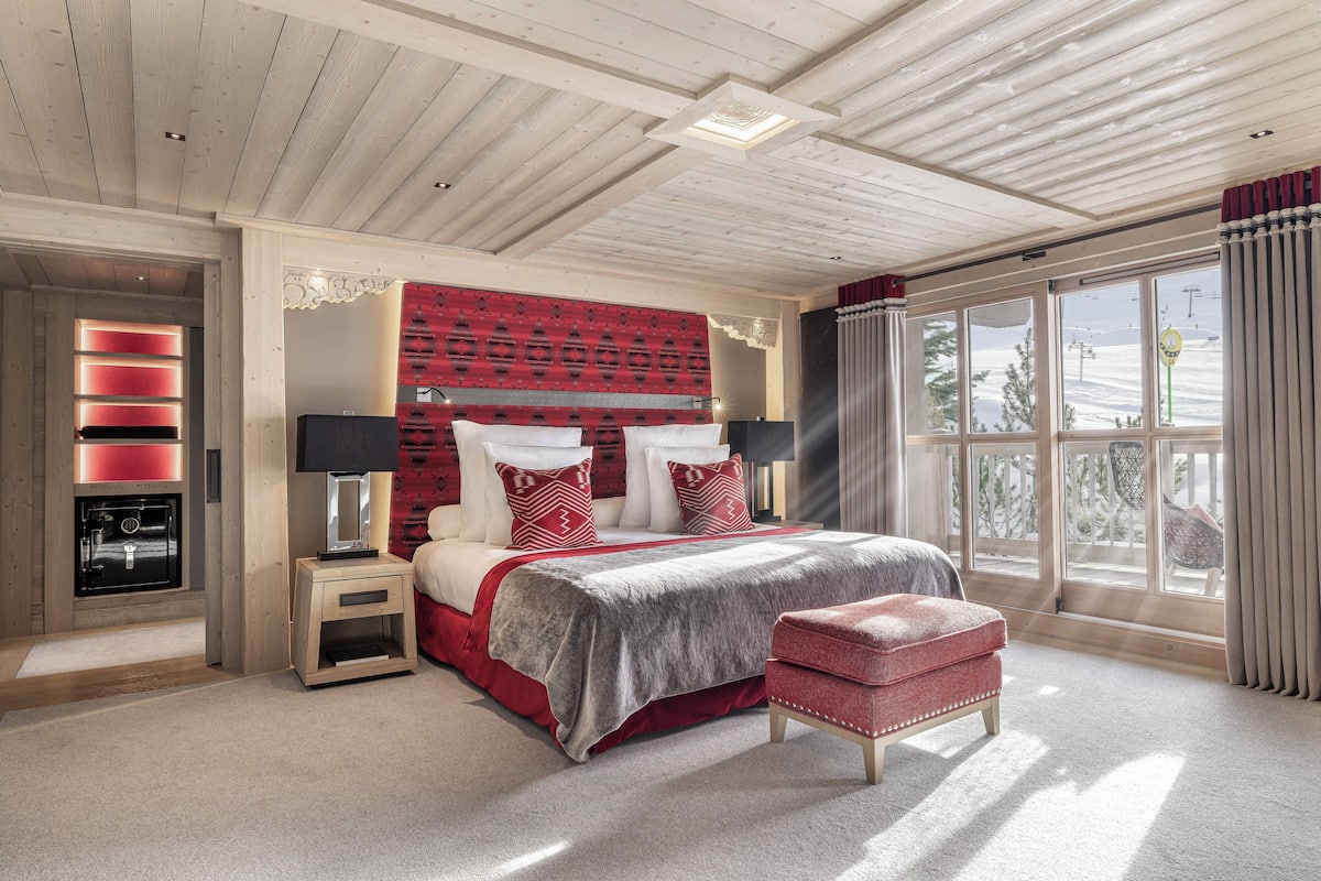 Suite | Egyptian cotton sheets, premium bedding, free minibar, in-room safe