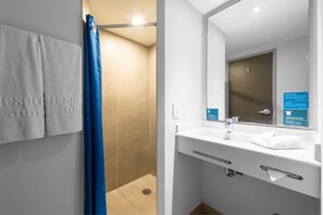 Douche, articles de toilette (gratuits), séchoir à cheveux