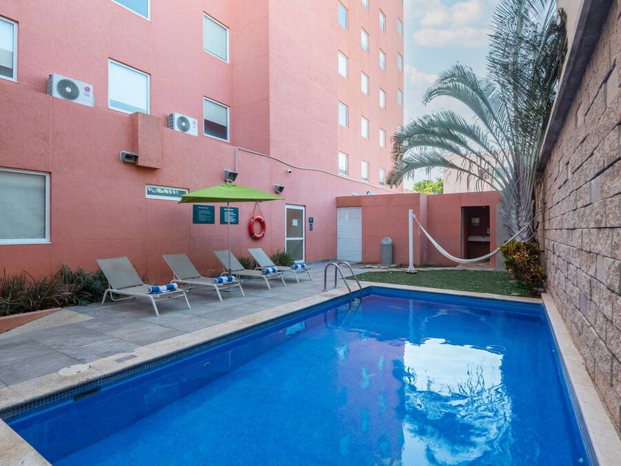 Una piscina al aire libre (de 08:00 a 20:00), tumbonas