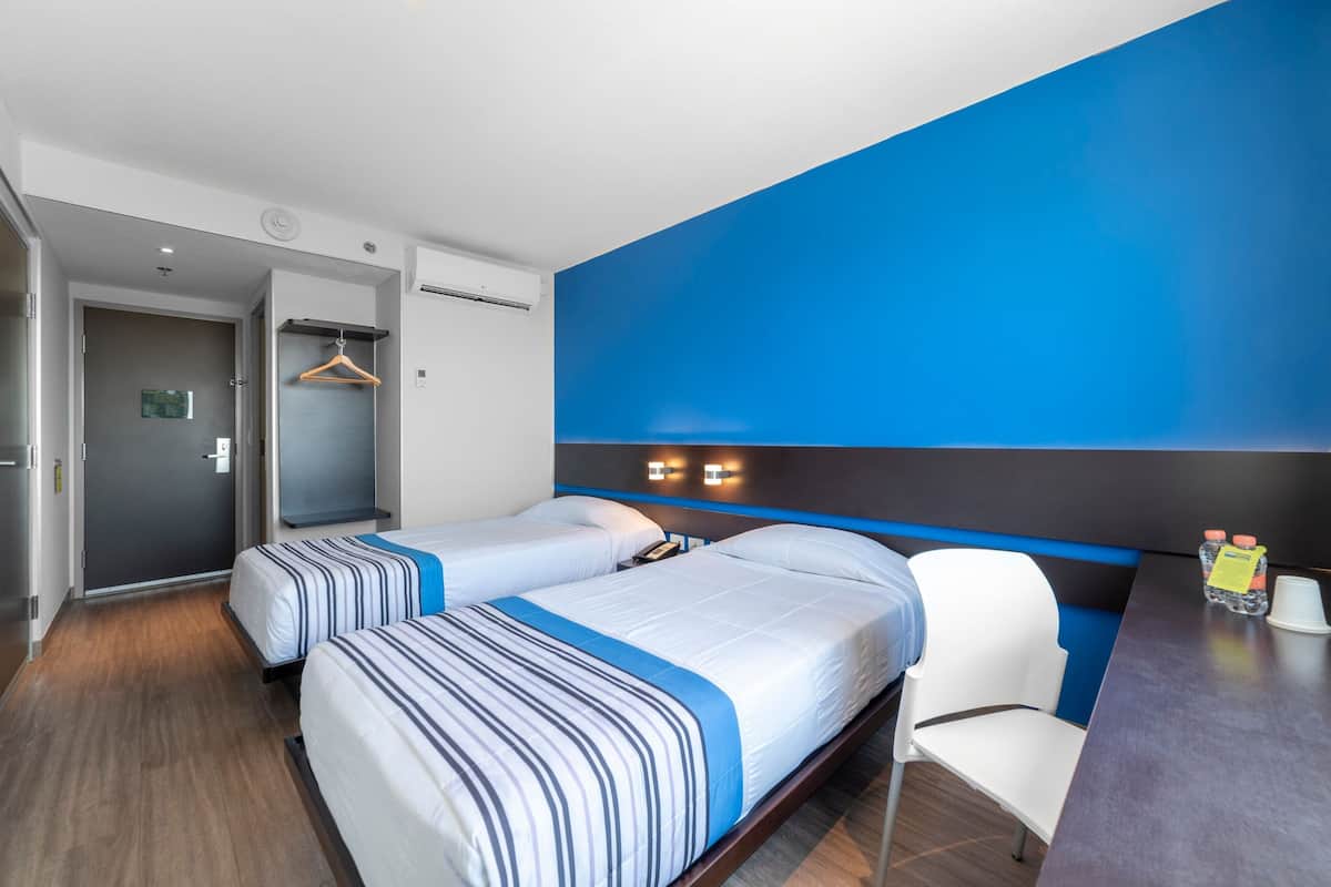 Habitación, 2 camas individuales | Escritorio, tabla de planchar con plancha, wifi gratis y ropa de cama