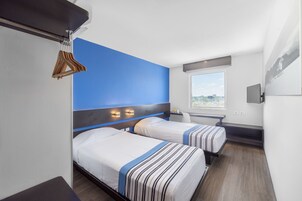 Escritorio, tabla de planchar con plancha, wifi gratis y ropa de cama