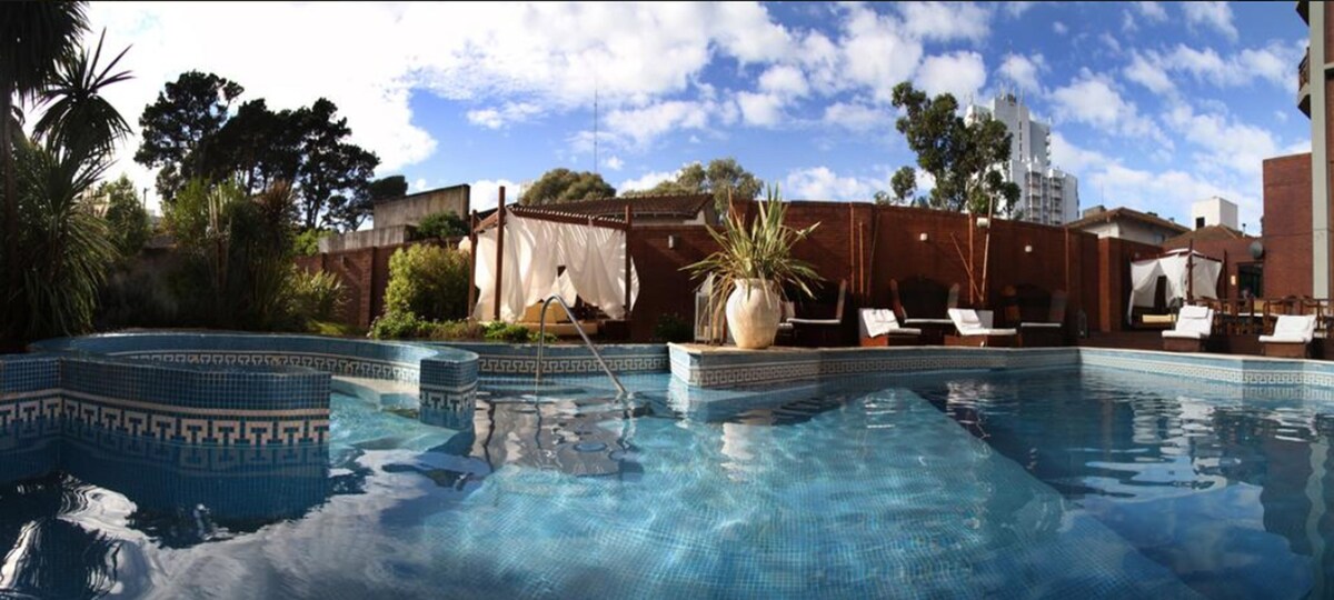Una piscina al aire libre, sombrillas