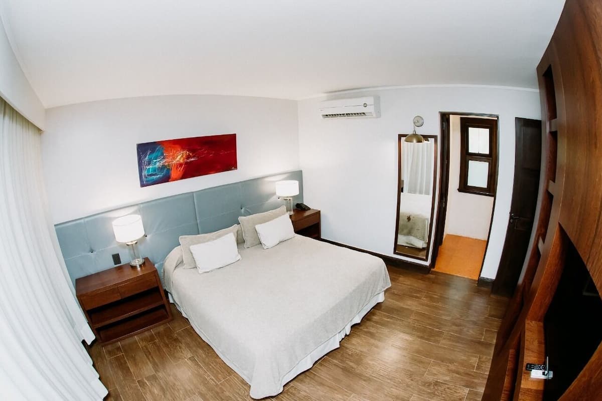 suite cuadruple | 1 bedroom, pillow-top beds, minibar, in-room safe