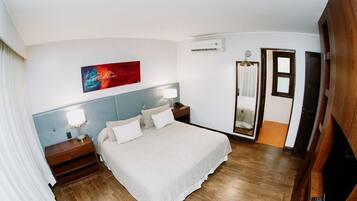 Colchones con pillow-top, minibar y caja de seguridad en la habitación