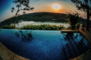Bar junto a la piscina