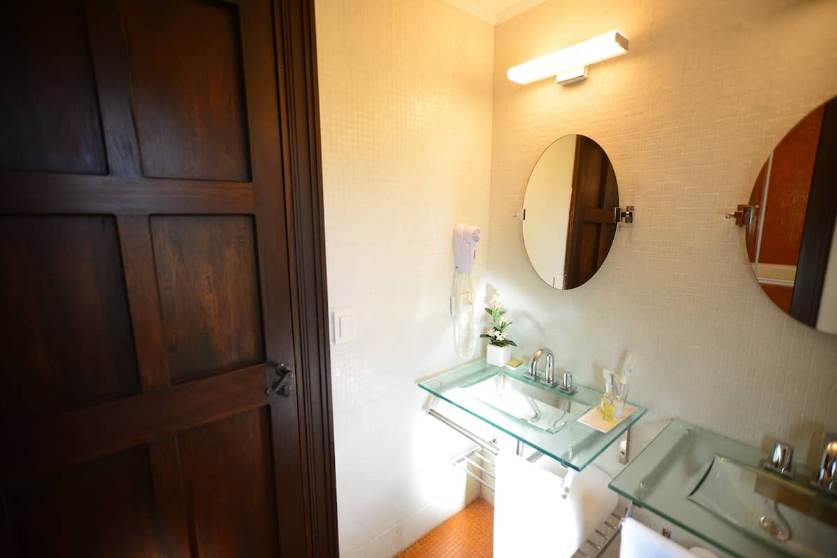 double room | bathroom sink