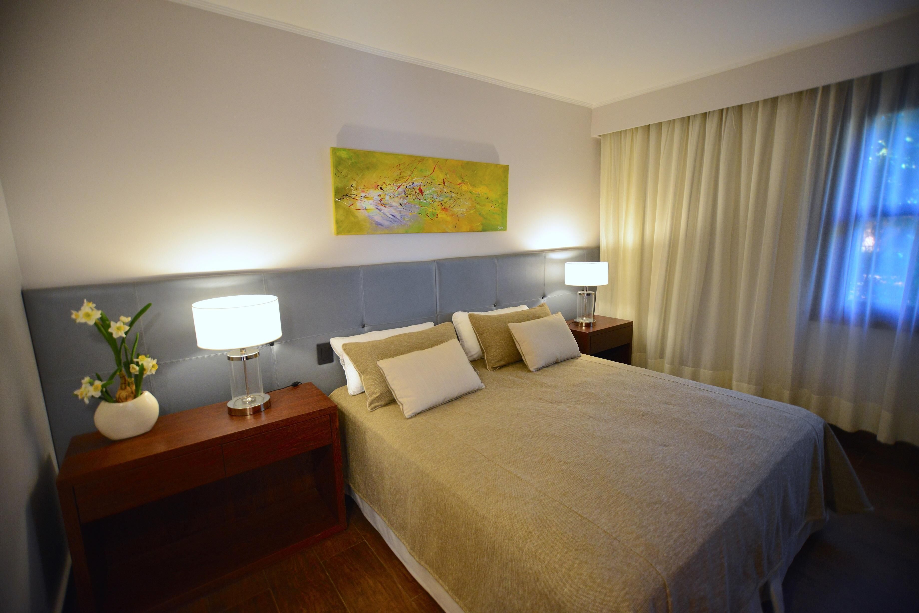 Camas con pillow-top, minibar y caja de seguridad en la habitación 