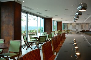 Poolside bar - Guaminí Misión Hotel (Puerto Iguazú)