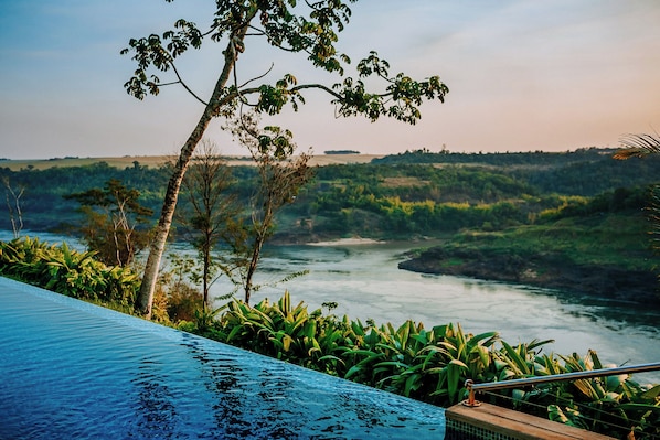 2 outdoor pools, pool umbrellas - Guaminí Misión Hotel (Puerto Iguazú)