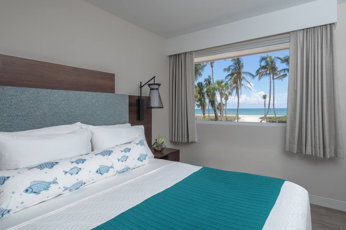 Habitación, 1 cama de matrimonio grande, balcón (Gulf View) | Escritorio, tabla de planchar con plancha, wifi gratis y ropa de cama