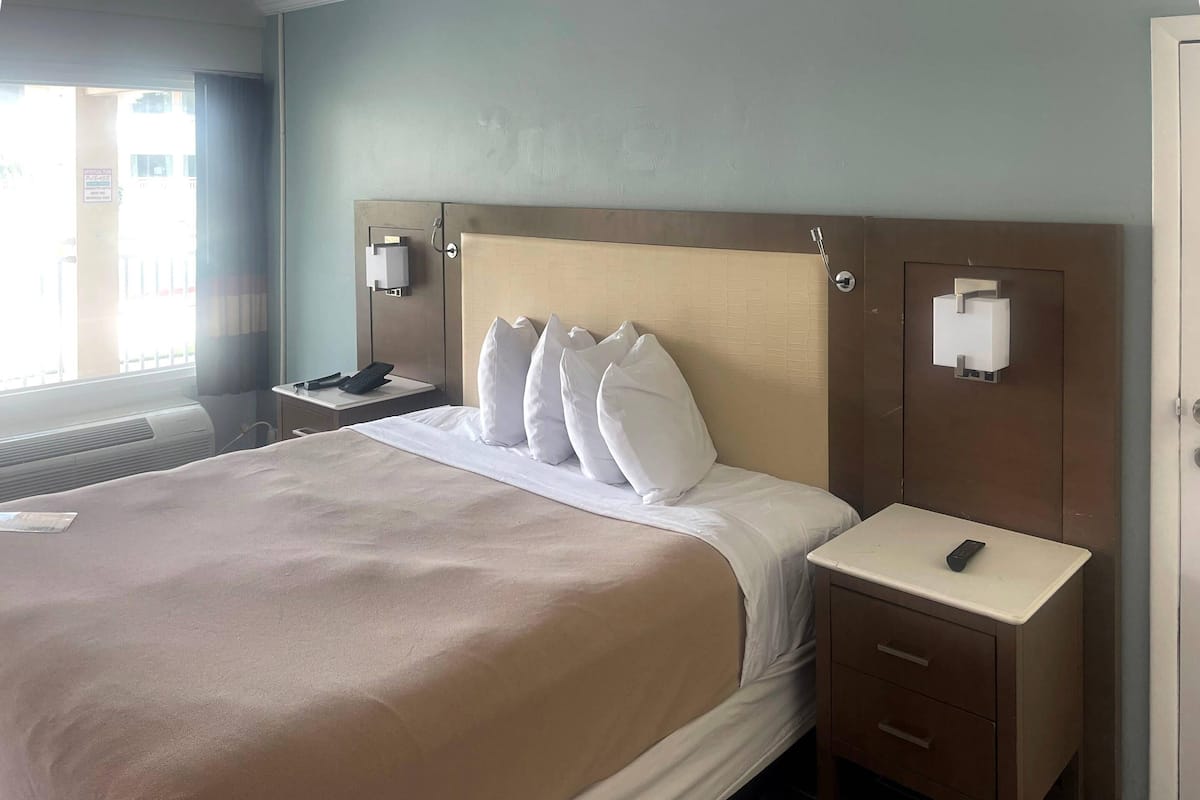 Iron/ironing board, free WiFi, bed sheets