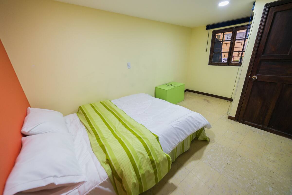 Habitación doble, baño privado | Caja de seguridad en la habitación y wifi gratis