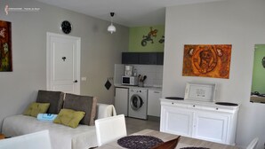 A modern apartment with a dining area, kitchen, and a living room. - Cocokreyol - Grenadine (Trois-Ilets)