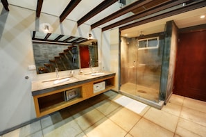 Suite Deluxe, 1 chambre, accès piscine, dans la tour (Quadruple) | Salle de bain