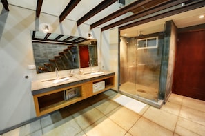 Deluxe Suite, 1 Bedroom, Pool Access, Tower (Quadruple) | Bathroom