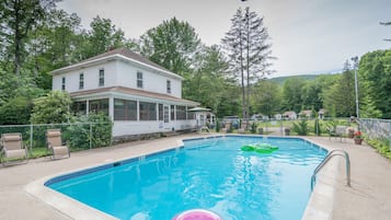 Una piscina al aire libre de temporada