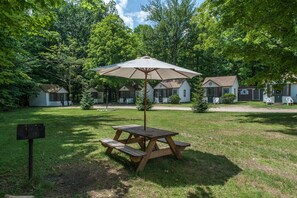 Property grounds - Profile Motel & Cottages (Lincoln)