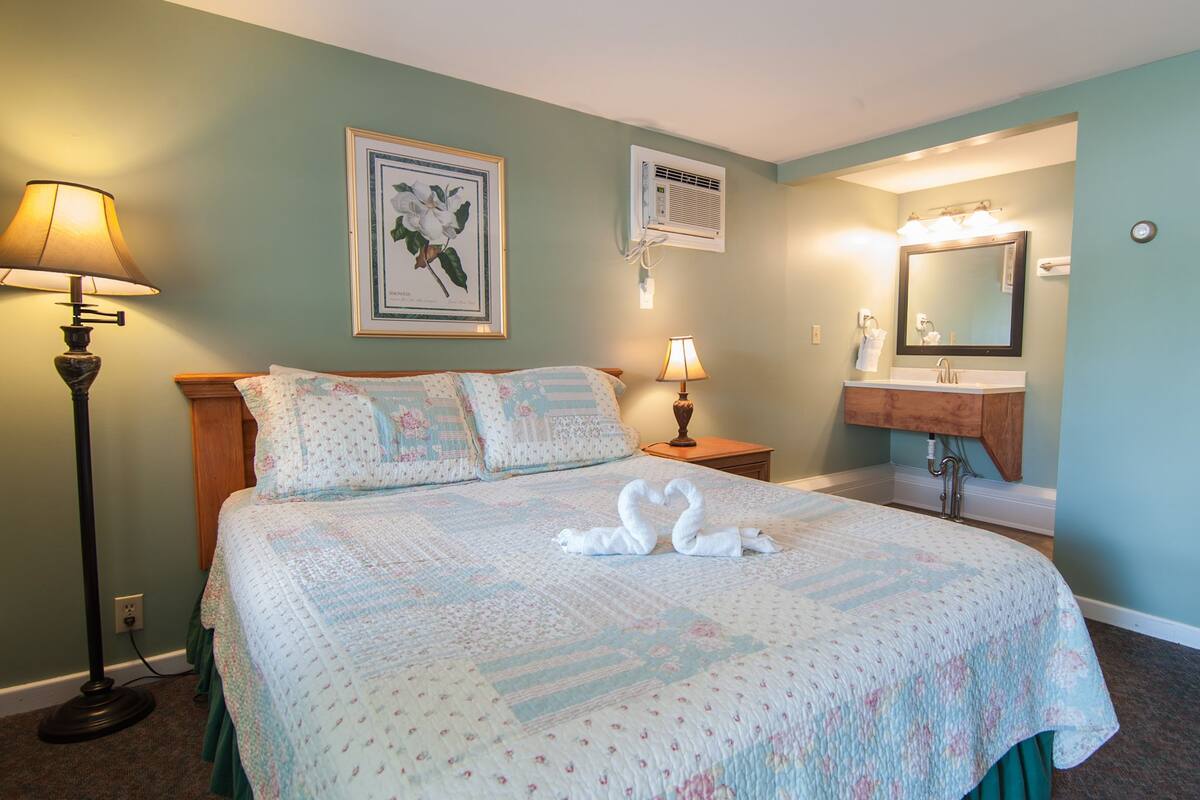 Room, 1 Queen Bed | Desk, iron/ironing board (on request), WiFi (free), bed sheets