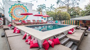 Outdoor pool, sun loungers - Slumber Party Tamarindo (Tamarindo)