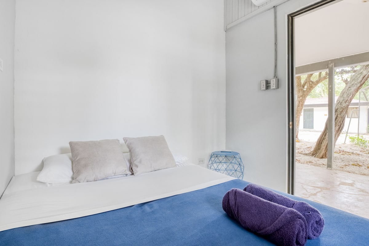Small Twin Room Share Bathroom | Hypoallergeen beddengoed, gratis wifi