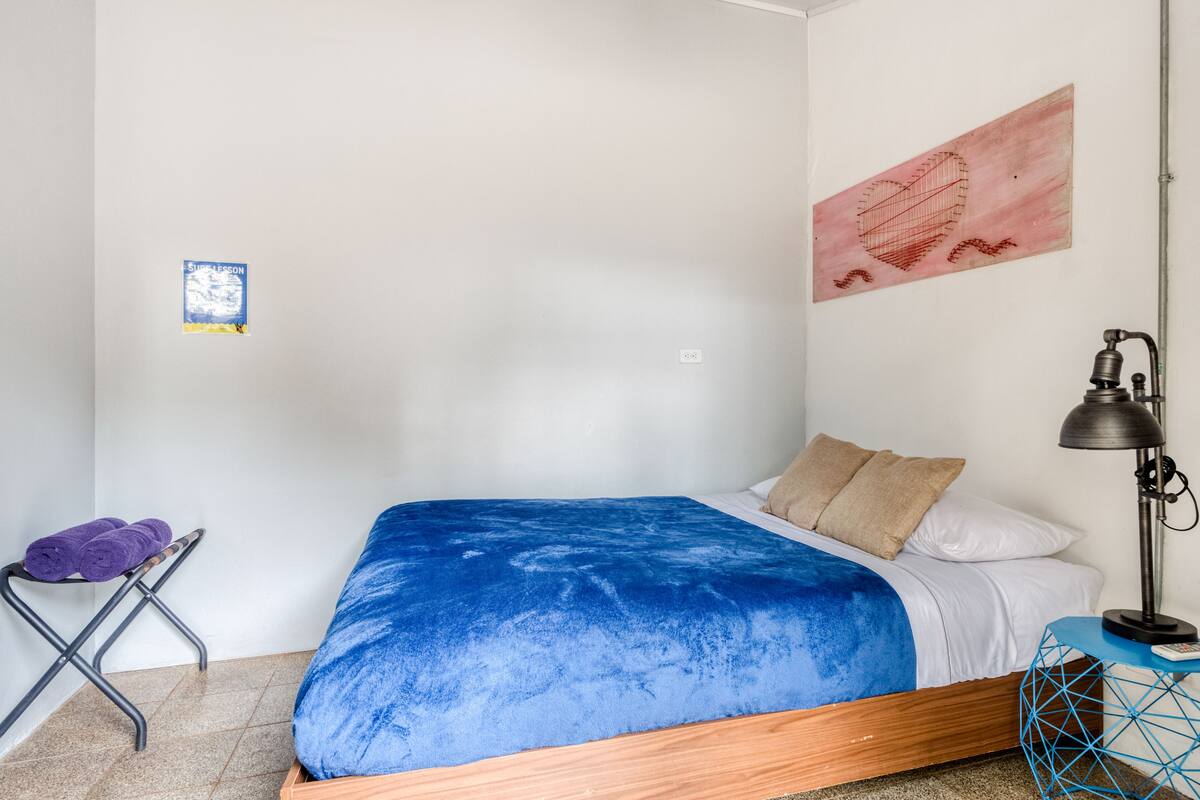 Hypo-allergenic bedding available, WiFi (free)
