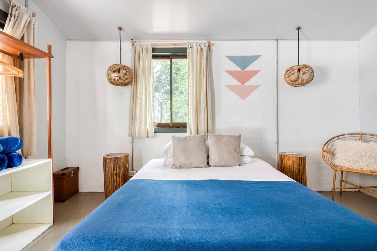 Hypo-allergenic bedding available, WiFi (free)