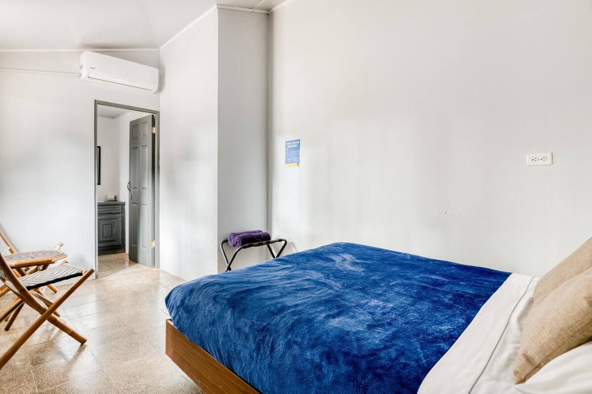 Hypo-allergenic bedding available, WiFi (free)