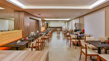 Daily buffet breakfast (BRL 40.00 per person)