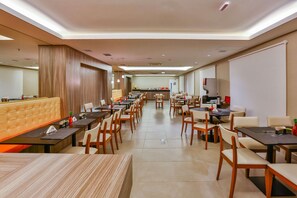 Desayuno buffet (BRL 40.00 por persona) 