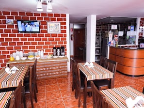 32-inch flat-screen TV with cable channels, TV - Hotel Encanto Machu Picchu (Machu Picchu)