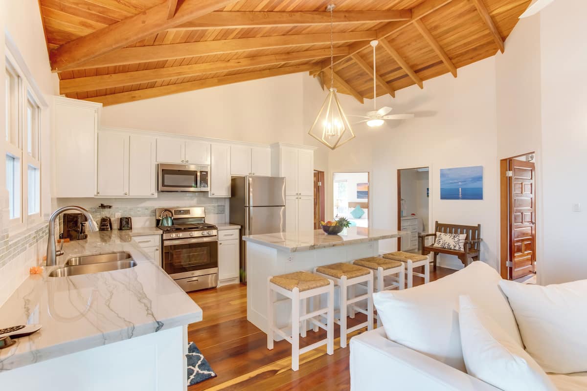 4.5 bedroom beach house with pool | private kitchen | freezer