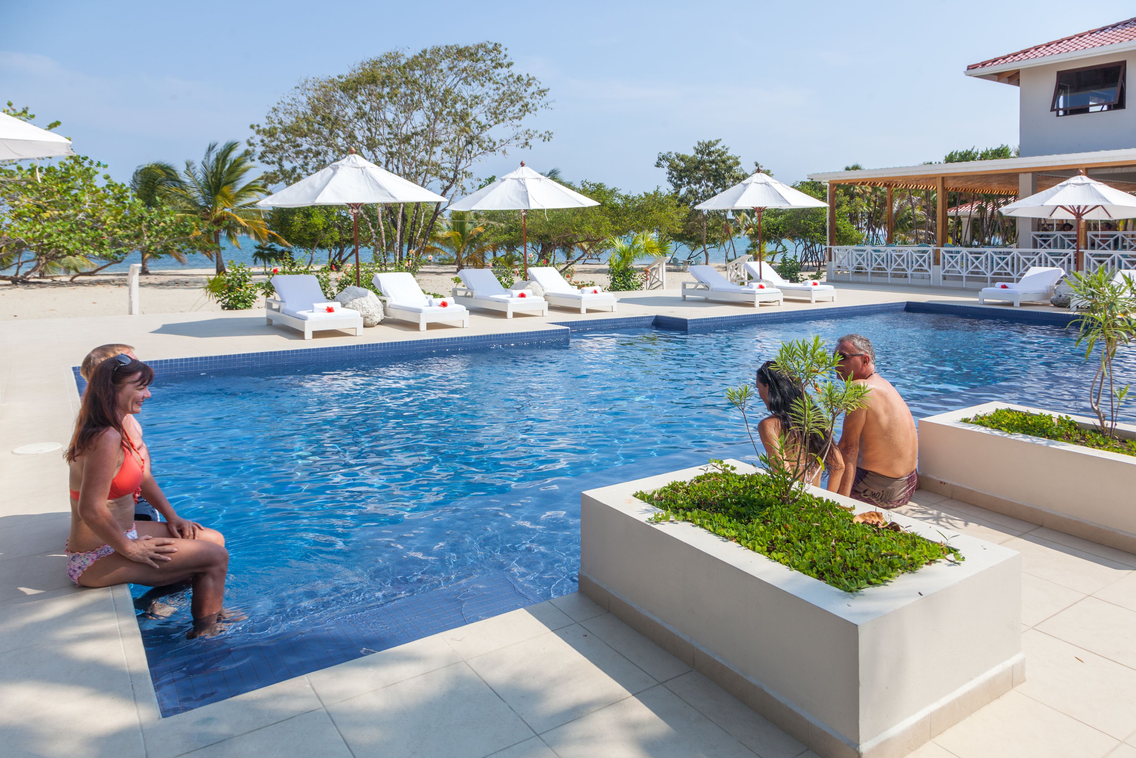 2 outdoor pools, pool loungers