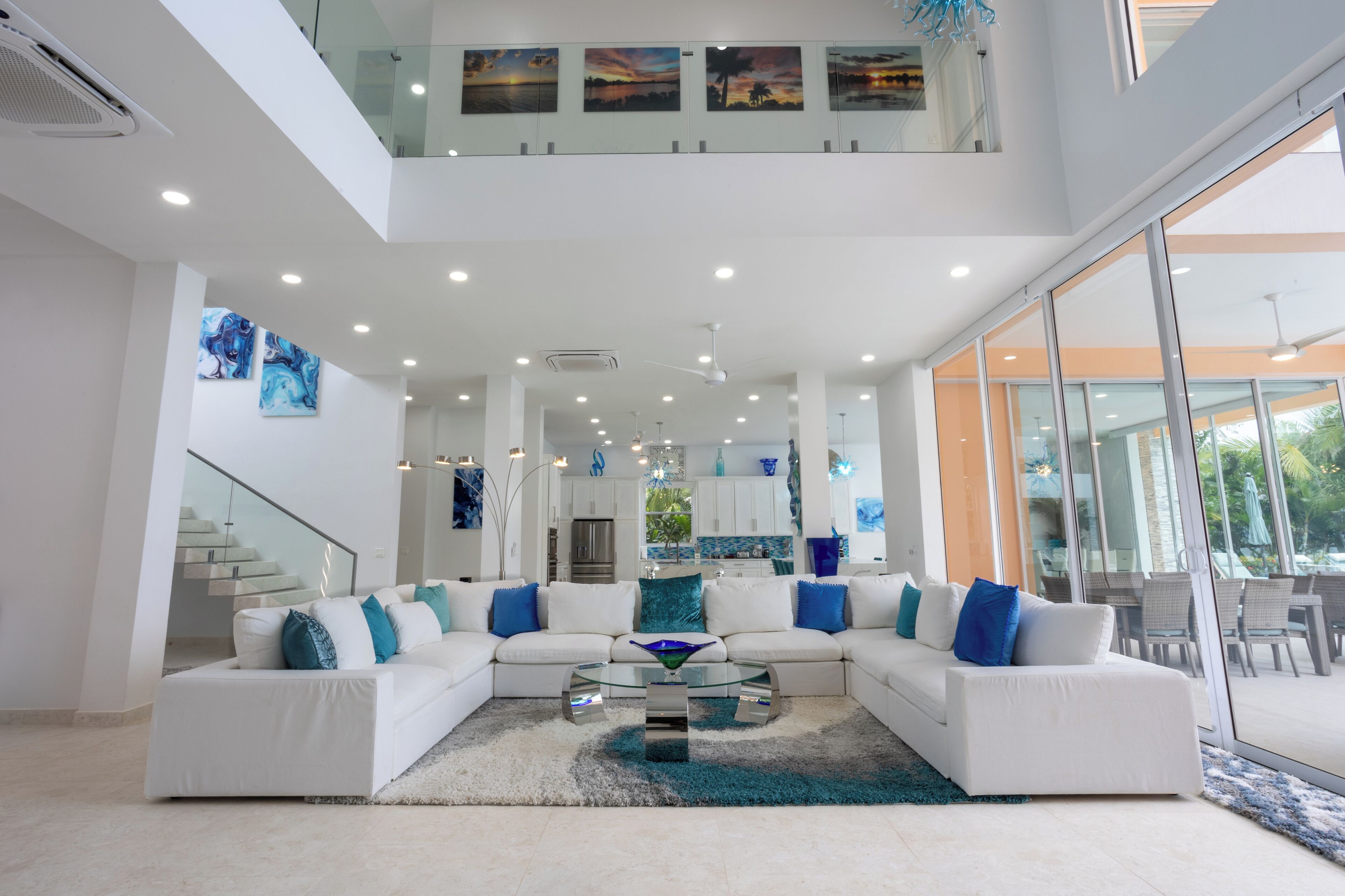 Vil·la de luxe, 6 dormitoris, piscina privada, vistes a la platja | Sala d'estar | Televisor intel·ligent 