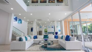 Luxury-Villa, 6 Schlafzimmer, eigener Pool, Strandblick | Wohnbereich | Smart-TV