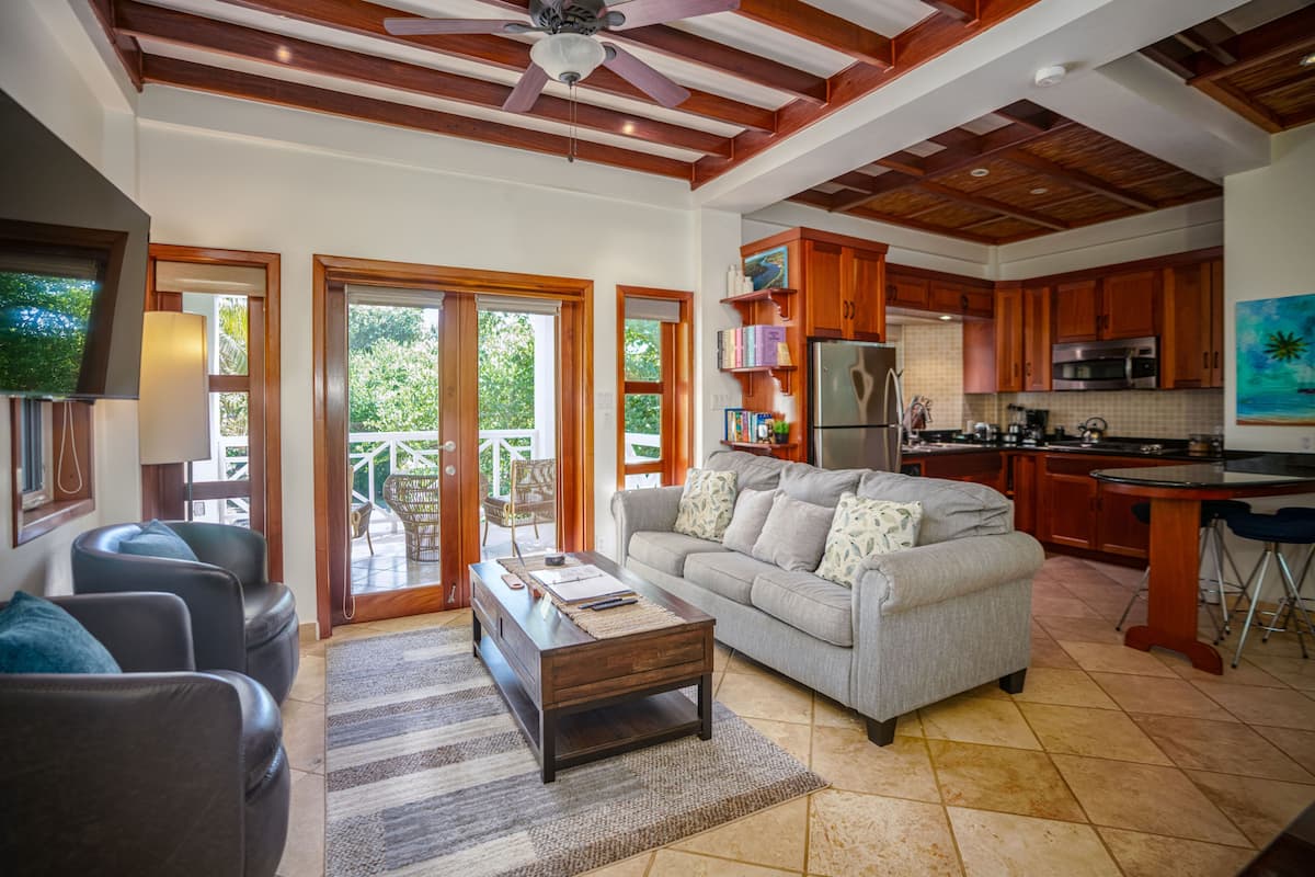 Trehytte, 2 soverom, hageutsikt | Safe på rommet, strykejern/-brett, wi-fi (inkludert) og sengetøy