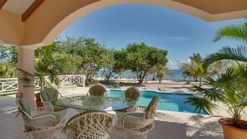 Villa, 2 chambres, piscine privée, en front de plage | Vue sur la plage/l’océan