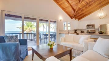 Casa, 4 habitaciones, frente al mar | Área de sala de estar | Smart TV