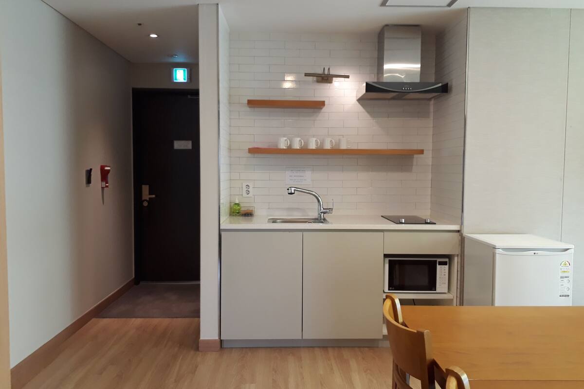 family studio suite, 2 bedrooms | private kitchen | fridge, microwave, electric kettle
