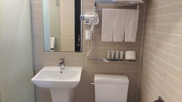 Ein Badezimmer mit Waschbecken, Toilette und Handtuchhalter.