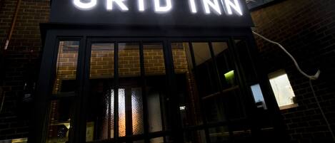 A building with a sign that reads "GRID INN."