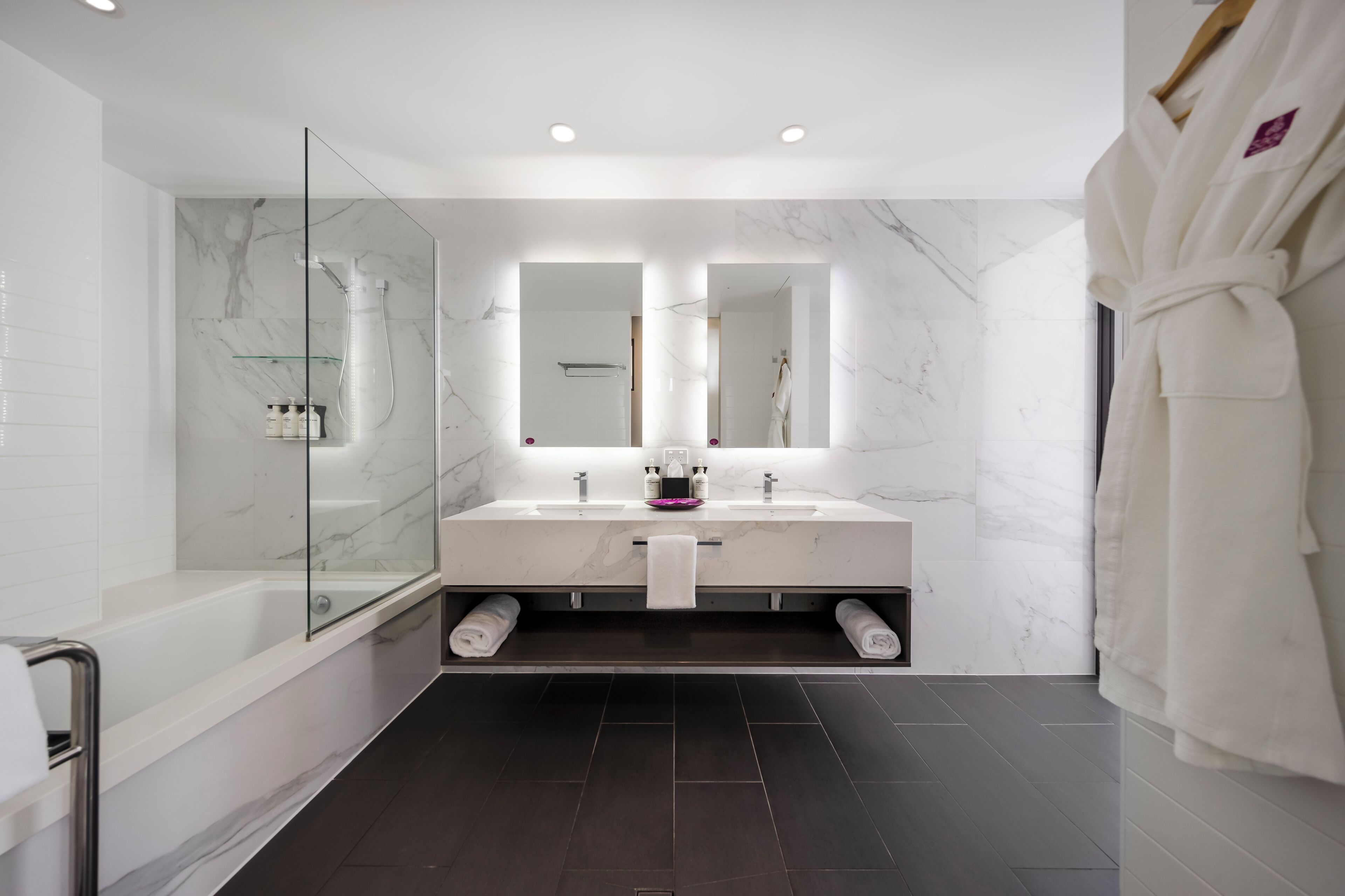 deluxe king city view | bathroom | shower, free toiletries, hair dryer, towels