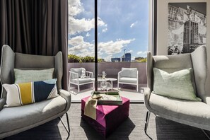 华丽客房, 1 张特大床, 浴缸, 城市景观 (Deluxe King City View) | 客房内保险箱、办公桌、笔记本电脑工作区、遮光窗帘