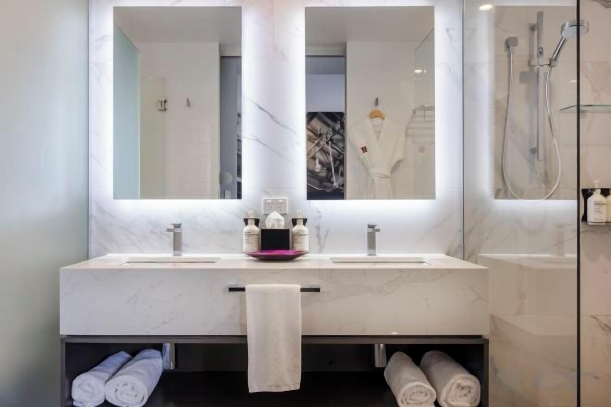 Ducha, artículos de tocador gratuitos, secador de pelo, toallas